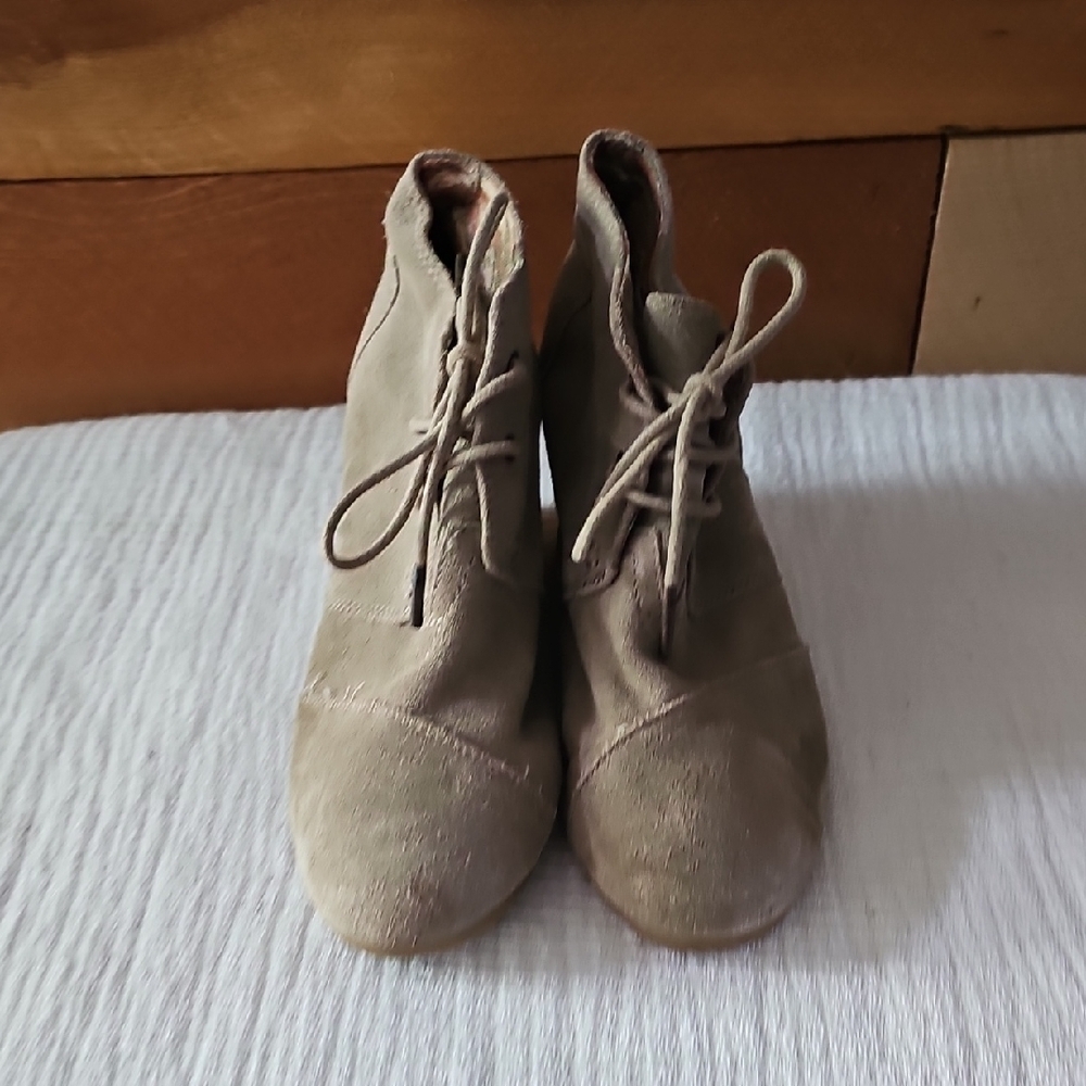 TOMS Women's Tan Suede Ankle Wedge Boots Sz 7